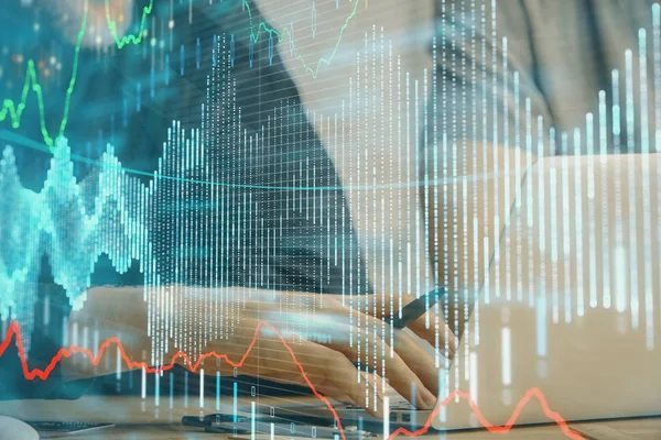 Forex Graph met zakenman typen op de computer in Office op de achtergrond. Concept van analyse. Dubbele belichting. — Stockfoto