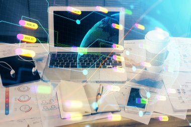 Bilgisayarlı ve dünya haritalı hologramlı çok katlı bir tablo. Uluslararası veri ağı kavramı.