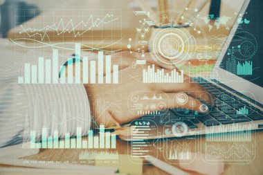Arka planda dizüstü bilgisayar üzerinde çalışan adam ile borsa grafiği çoklu pozlama. Finansal analiz kavramı.