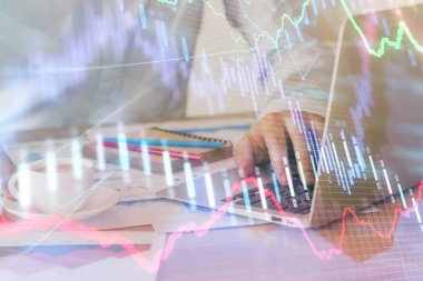 Arka planda ofiste bilgisayarda çalışan işadamı ile Forex grafiği. Sert çalışma kavramı. Çoklu pozlama.