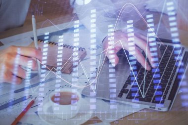 Arka planda ofiste bilgisayarda çalışan işadamı ile Forex grafiği. Sert çalışma kavramı. Çift Pozlama.