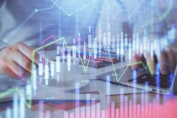 Gráfico de Forex con hombre de negocios que trabaja en la computadora en la oficina en segundo plano. Concepto de trabajador. Doble exposición . —  Fotos de Stock