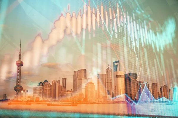 Wykres Forex na widok miasta z drapaczami chmur tło podwójna ekspozycja. Koncepcja analizy finansowej. — Zdjęcie stockowe