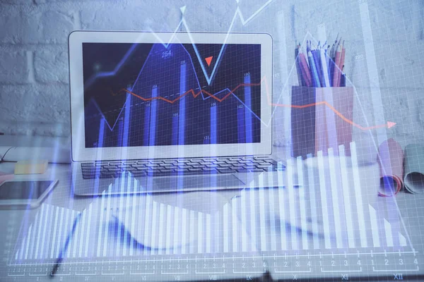 Holograma gráfico del mercado financiero y computadora personal en segundo plano. Doble exposición. Concepto de forex. — Foto de Stock