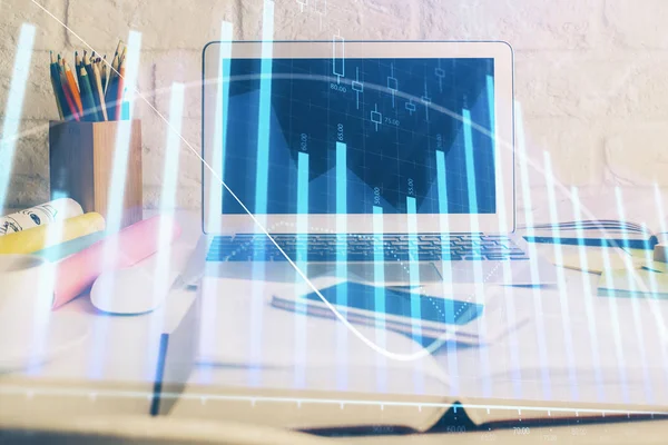 Holograma gráfico de Forex en la tabla con el fondo de la computadora. Exposición múltiple. Concepto de mercados financieros. —  Fotos de Stock