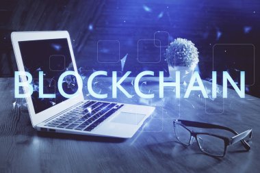Blockchain temalı holograma ve bilgisayar arkaplanlı masaya çift pozlama. Bitcoin şifreleme para birimi kavramı.