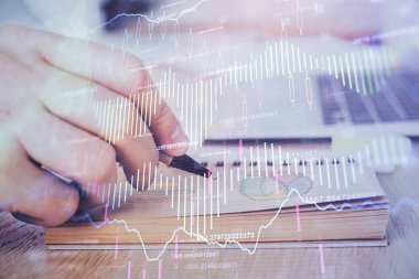 Borsa forex grafiği ile çoklu pozlama closeup eller.