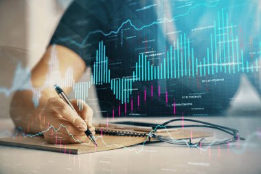 Forex grafik hologramı ile not lar yapan kadın ellerinin çoklu pozlaması. Teknik analiz kavramı.