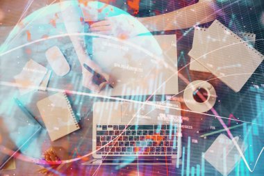 Finansal grafik WOMANS el notları arka plan alarak görüntülenir. Araştırma kavramı. Çoklu pozlama