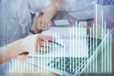 Finansal grafikler WOMANS el notları arka plan alarak görüntülenir. Araştırma kavramı. Çift Pozlama