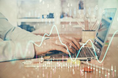 Arka planda dizüstü bilgisayar üzerinde çalışan adam ile borsa grafiği çift pozlama. Finansal analiz kavramı.