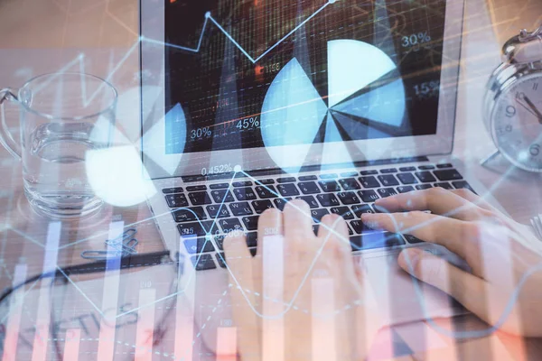 Mehrfachbelichtung des Marktdiagramms mit einem Mann, der am Computer im Hintergrund arbeitet. Konzept der Finanzanalyse. — Stockfoto