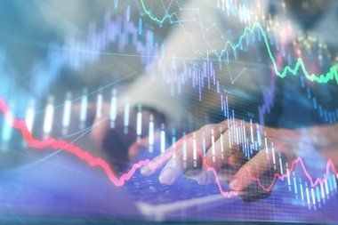 Arka planda ofiste bilgisayarda çalışan işadamı ile Forex grafiği. Sert çalışma kavramı. Çoklu pozlama.