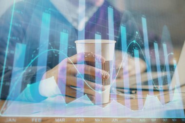 Arka planda ofiste bilgisayarda çalışan işadamı ile Forex grafiği. Sert çalışma kavramı. Closeup. Çoklu pozlama.