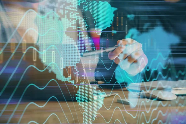 Gráfico de Forex con hombre de negocios escribiendo en la computadora en la oficina en segundo plano. Concepto de análisis. Doble exposición . —  Fotos de Stock