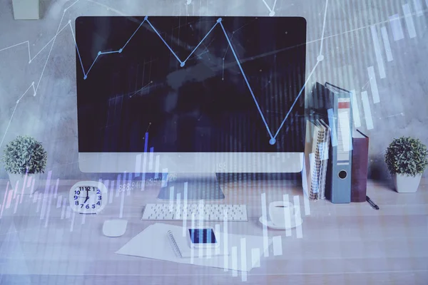 Holograma gráfico de Forex en la tabla con el fondo de la computadora. Doble exposición. Concepto de mercados financieros . —  Fotos de Stock