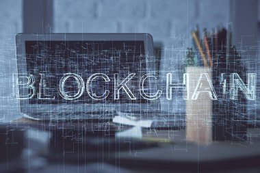 Blockchain temalı holograma ve bilgisayar arkaplanlı masaya çift pozlama. Bitcoin şifreleme para birimi kavramı.