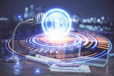Blockchain temalı holograma ve bilgisayar arkaplanlı masaya çift pozlama. Bitcoin şifreleme para birimi kavramı.