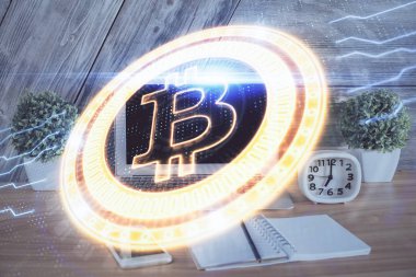 Blockchain temalı holograma ve bilgisayar arkaplanlı masaya çift pozlama. Bitcoin şifreleme para birimi kavramı.