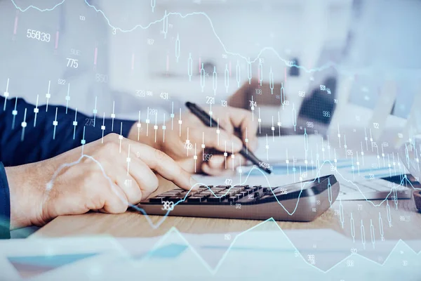 Grafico di trading finanziario multi esposizione con sfondo desktop uomo. — Foto Stock