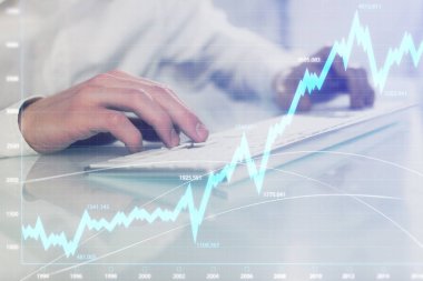 Adam arka planda ofiste bilgisayarda yazarak grafik çift pozlama. Zor iş kavramı. Closeup.