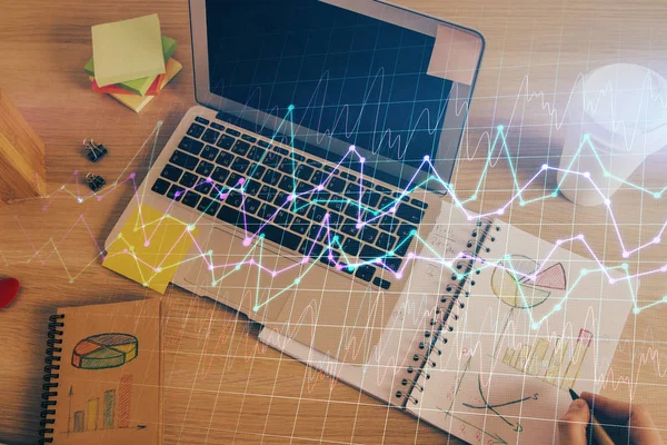 Doble exposición de las manos del hombre escribiendo notas del mercado de valores con el gráfico de divisas . —  Fotos de Stock