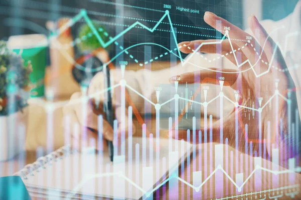 Gráfico de divisas que se muestra en las mujeres mano tomando notas de fondo. Concepto de investigación. Exposición múltiple — Foto de Stock