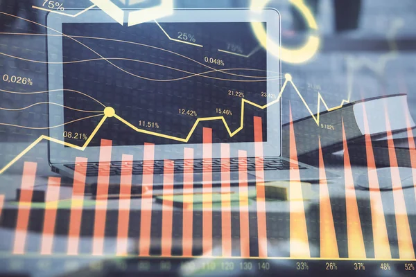 Forex trh graf hologram a osobní počítač na pozadí. Dvojité vystavení. Pojem investice. — Stock fotografie