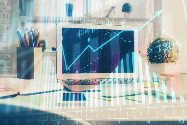 外国為替市場チャートのホログラムと個人的なコンピュータの背景。多重露光。投資の概念. — ストック写真