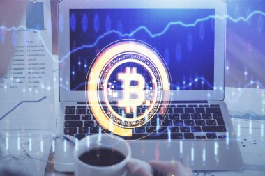 Blockchain temalı holograma ve bilgisayar arkaplanlı masaya çift pozlama. Bitcoin şifreleme para birimi kavramı.