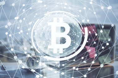 Blockchain temalı holograma ve bilgisayar arkaplanlı masaya çift pozlama. Bitcoin şifreleme para birimi kavramı.