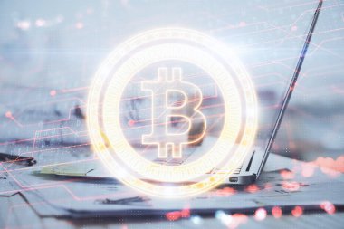 Blockchain temalı holograma ve bilgisayar arkaplanlı masaya çift pozlama. Bitcoin şifreleme para birimi kavramı.