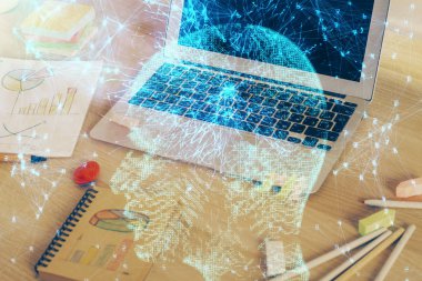 Bilgisayar ve beyin hologramı ile çalışma masasının çoklu açığı. Beyin fırtınası konsepti.