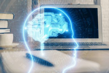 Bilgisayar ve beyin çizimi hologramıyla çalışma masasına çift pozlama. Beyin fırtınası konsepti.
