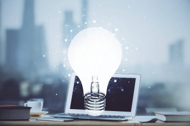 Bilgisayar ofisinde ampul simgesi hologramıyla birlikte. Çoklu maruz kalma. Fikir kavramı.