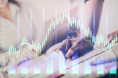 Bir kadın eller Not defteri hisse senedi piyasası hakkında bilgi yazma. Ön Forex grafik hologramlar. Araştırma kavramı. Çift Pozlama