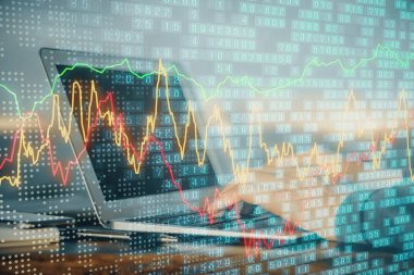 Arka planda dizüstü bilgisayar üzerinde çalışan adam ile borsa grafiği çift pozlama. Finansal analiz kavramı.