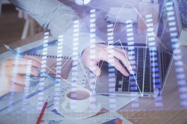 Arka planda ofiste bilgisayarda çalışan işadamı ile Forex grafiği. Sert çalışma kavramı. Çoklu pozlama.