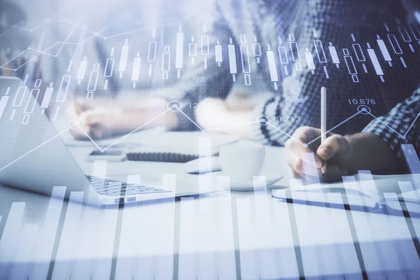 Arka planda bilgisayarda çalışan bir adamla birlikte çok sayıda formasyona maruz kaldık. Pazar analizi kavramı.