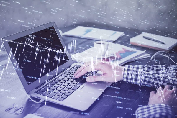 Arka planda bilgisayarla çalışan bir adamla iki kez ön x çizelgesine maruz kaldık. Pazar analizi kavramı.