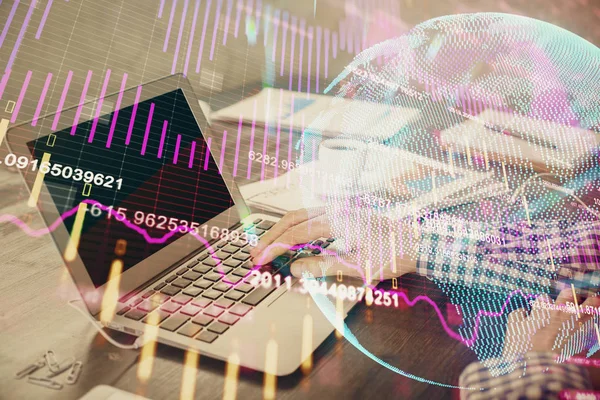 Arka planda bilgisayarla çalışan bir adamla iki kez ön x çizelgesine maruz kaldık. Pazar analizi kavramı.