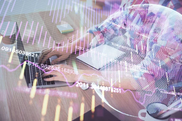 Ön x grafiğinin arka planda bilgisayarda çalışan bir adam ile çoklu pozlandırılması. Pazar analizi kavramı.