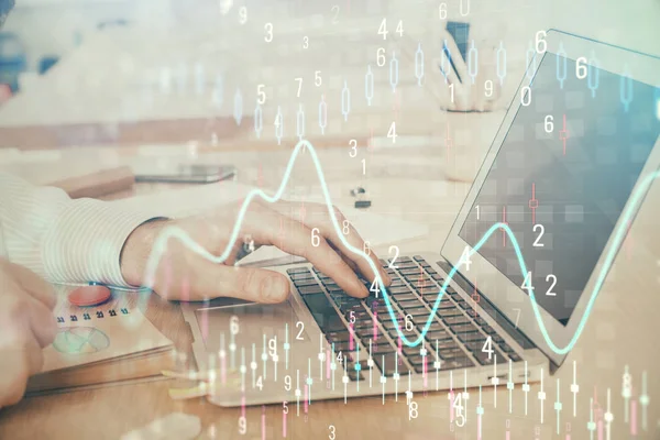 Dupla exposição do gráfico do mercado de ações com o homem trabalhando no laptop em segundo plano. Conceito de análise financeira . — Fotografia de Stock