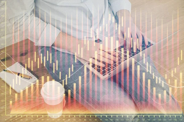 Forex Graph met zakenman werken op de computer in Office op de achtergrond. Concept van analyse. Dubbele belichting. — Stockfoto