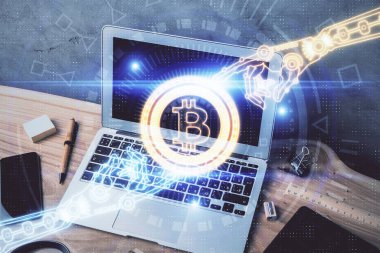 Blockchain temalı holograma ve bilgisayar arkaplanlı masaya çift pozlama. Bitcoin şifreleme para birimi kavramı.