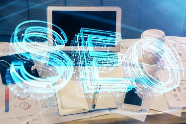 Bilgisayar ve seo çizim hologramı olan çok katmanlı bir tablo. Arama optimizasyon kavramı.