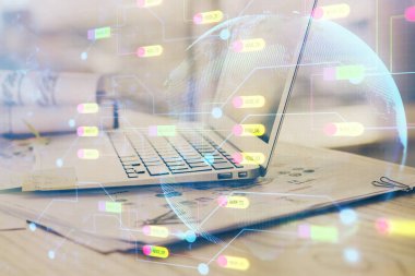 Dizüstü bilgisayar ve teknoloji temalı holograma çifte maruz kalma. Serbest çalışma kavramı.