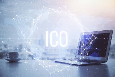Blockchain temalı holograma ve bilgisayar arkaplanlı masaya çift pozlama. Bitcoin şifreleme para birimi kavramı.