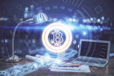Blockchain temalı holograma ve bilgisayar arkaplanlı masaya çift pozlama. Bitcoin şifreleme para birimi kavramı.