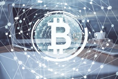 Blockchain temalı holograma ve bilgisayar arkaplanlı masaya çift pozlama. Bitcoin şifreleme para birimi kavramı.